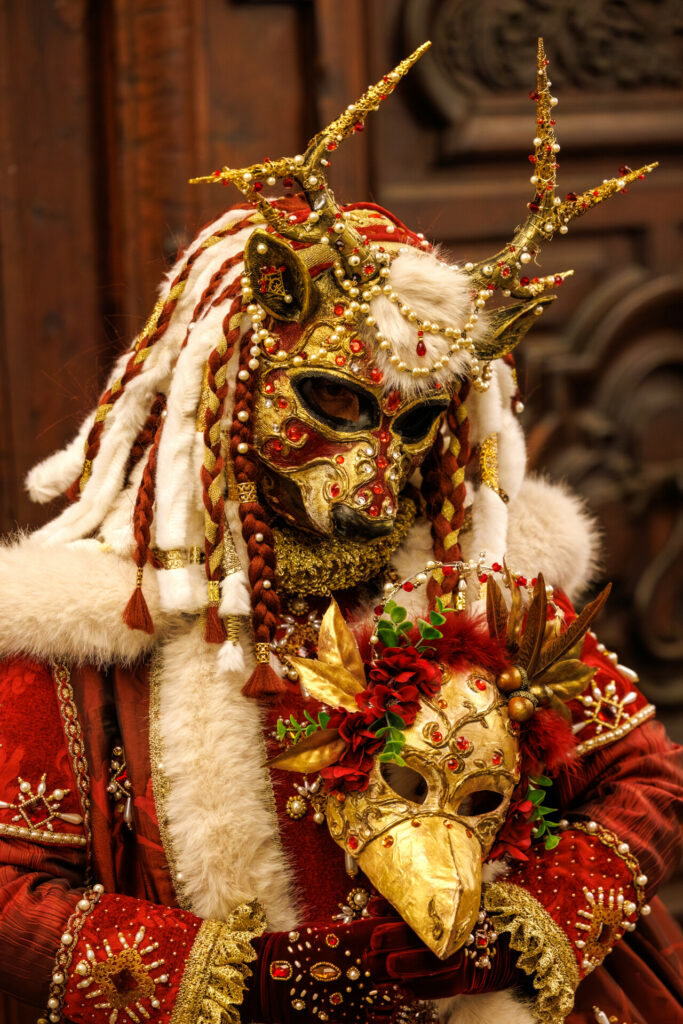 Personnage masqué sous la lumière nocturne