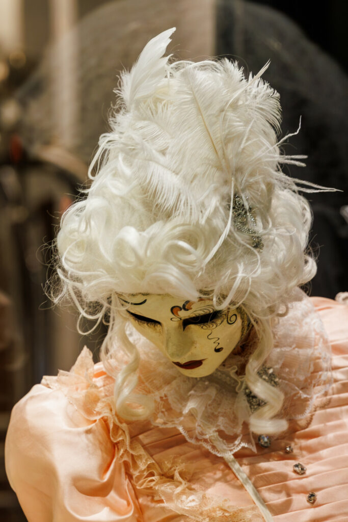 Ambiance nocturne au carnaval vénitien d'Annecy