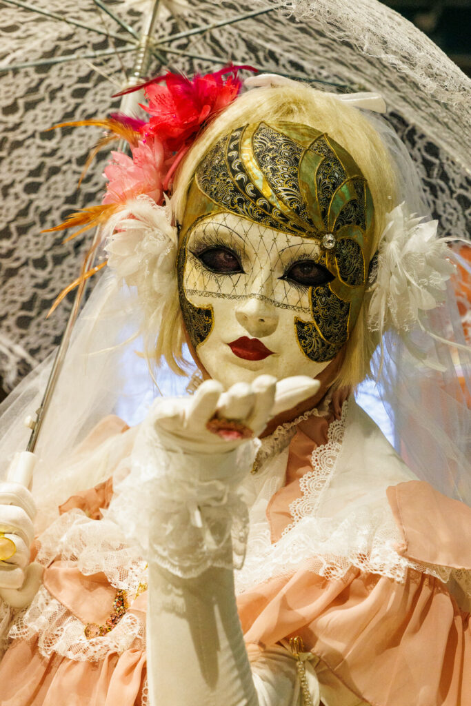 Bisou de masque au carnaval vénitien d'Annecy