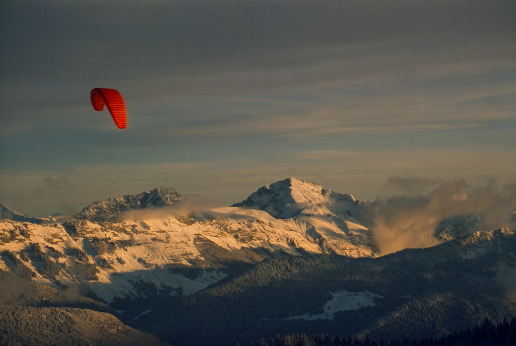 Photographie argentique d'une voile rouge de snowkite au Semnoz