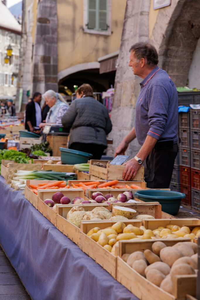 Marchand de légumes au marché de la vieille ville à Annecy