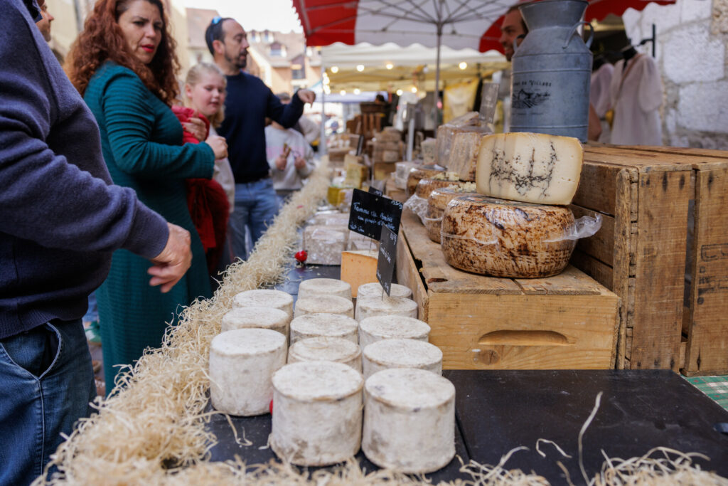 Touristes achetant du fromage au marché de la vieille ville à Annecy