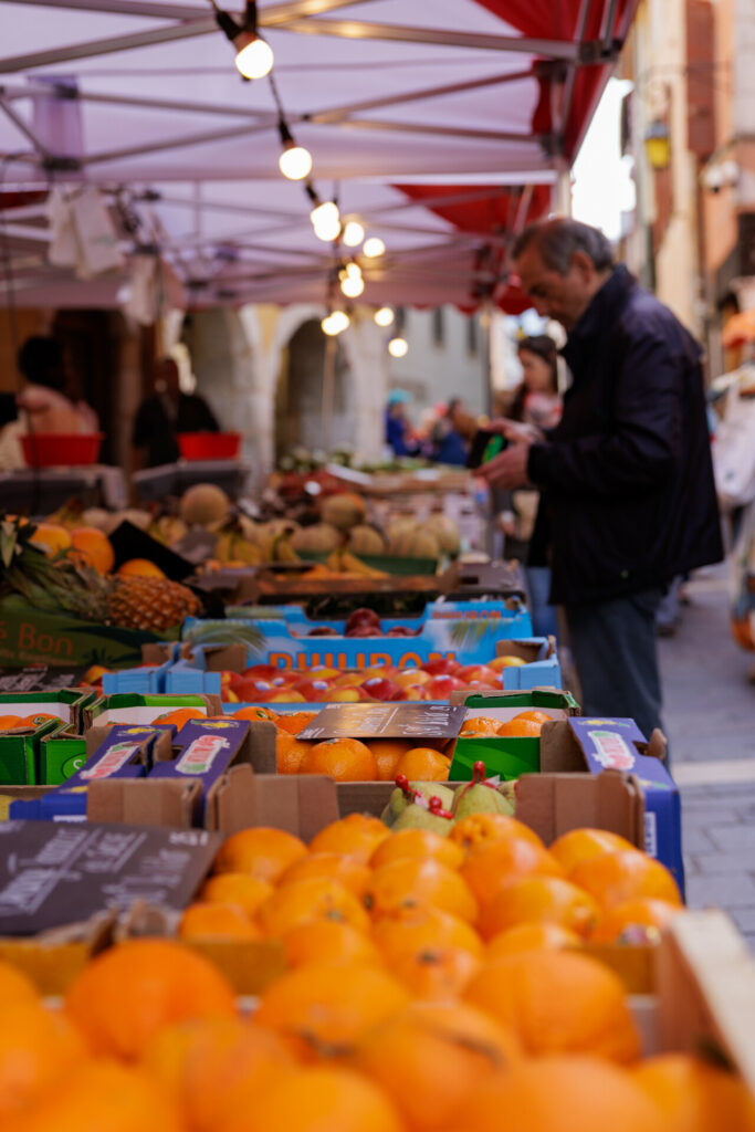Homme achetant des fruits au marché de la vieille ville à Annecy