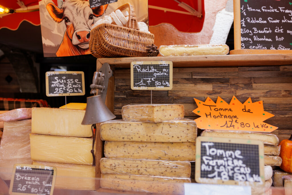 Tas de fromages sur un stand au marché de la vieille ville à Annecy