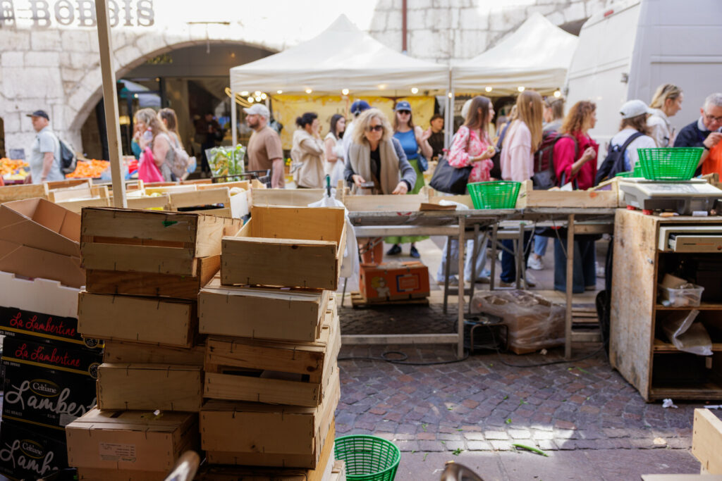 Cagettes à l'arrière d'un stand de légumes au marché de la vieille ville à Annecy