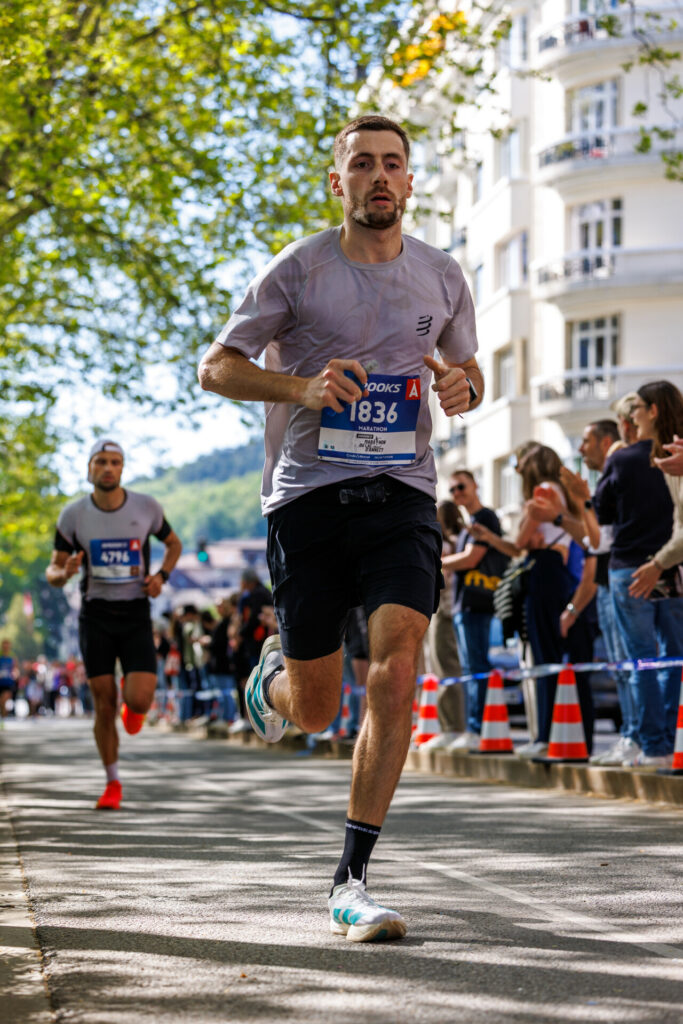 Coureur 1836 au marathon d’Annecy 2026