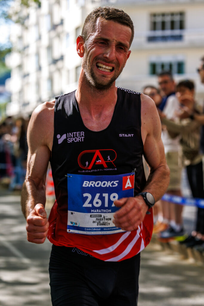 Coureur en souffrance à la fin du marathon d’Annecy 2026