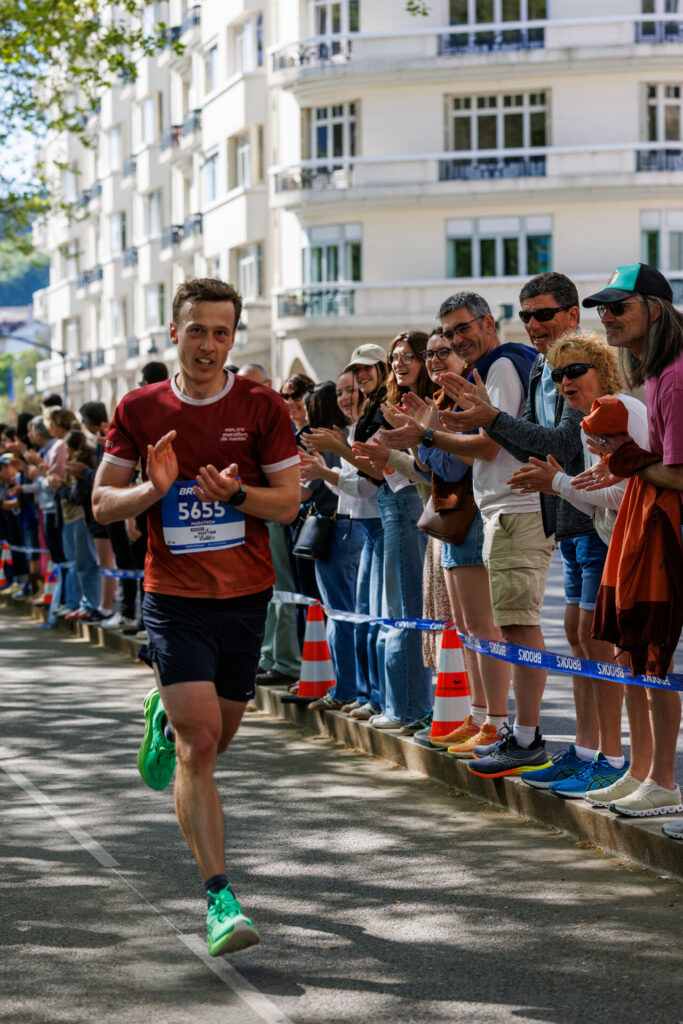 Coureur applaudissant les spectateurs au marathon d’Annecy 2026
