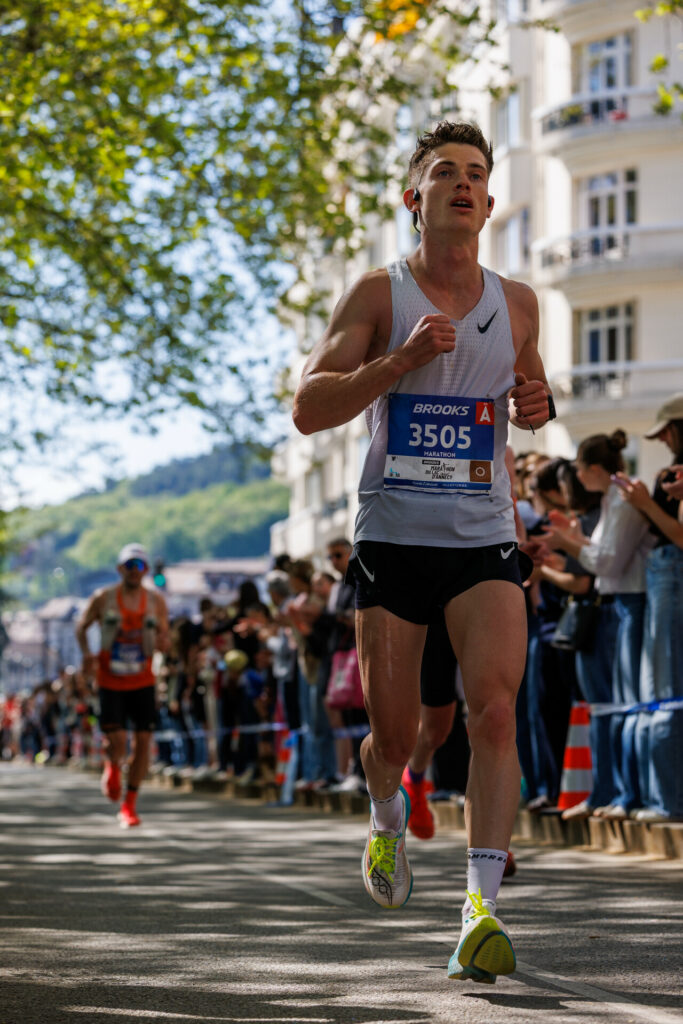 Coureur le long du Canal de Vassé au marathon d’Annecy 2026
