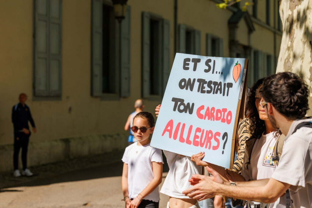 Pancarte humoristique au marathon d’Annecy 2026