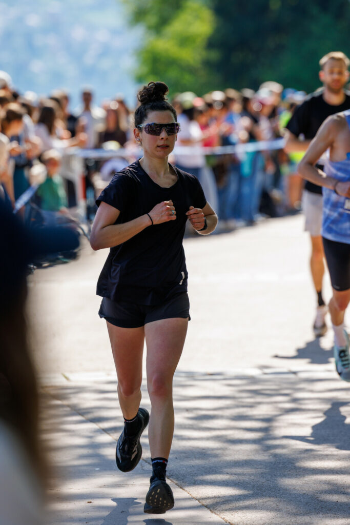 Coureuse au marathon d’Annecy 2026
