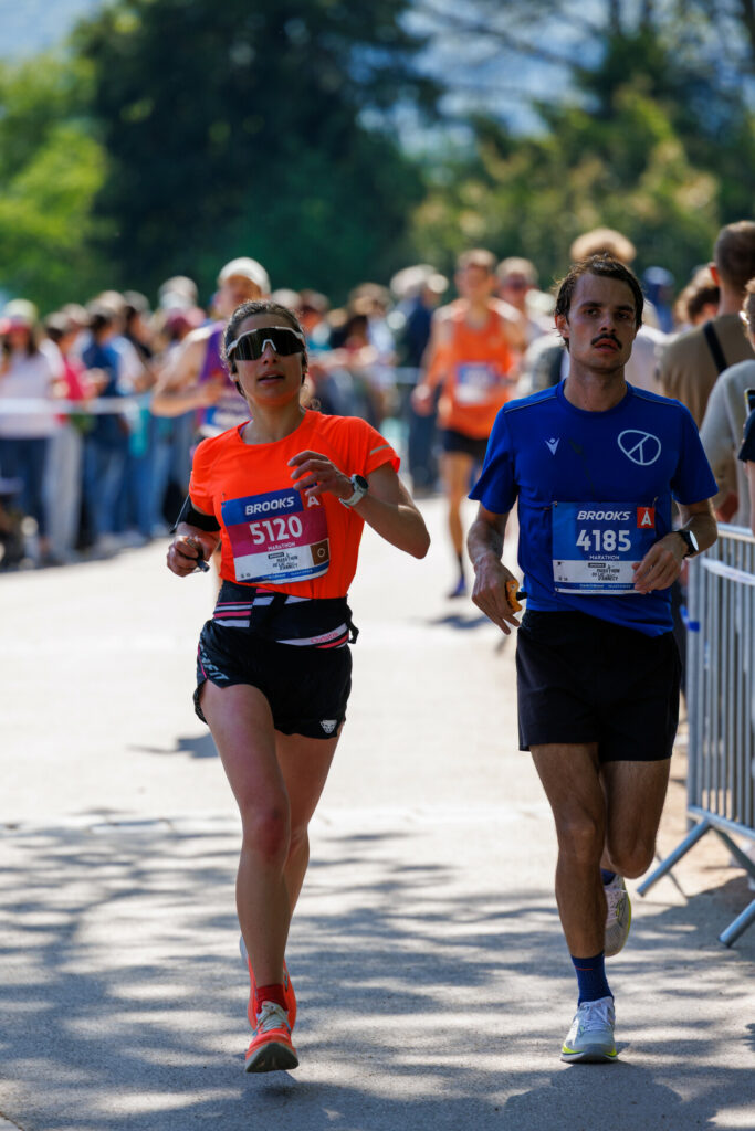 Coureur et coureuse au marathon d’Annecy 2026
