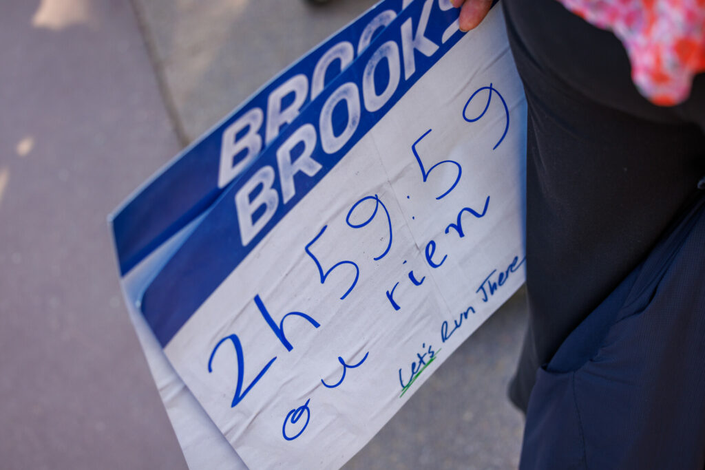 Pancarte 2h59 sinon rien au marathon d’Annecy 2026