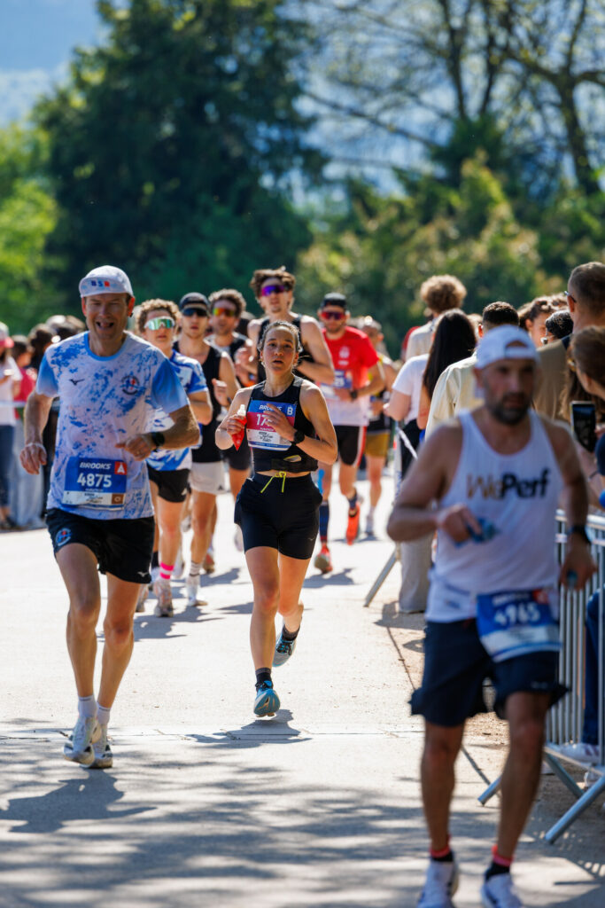 Coureuse au milieu d’un groupe de coureurs au marathon d’Annecy 2026