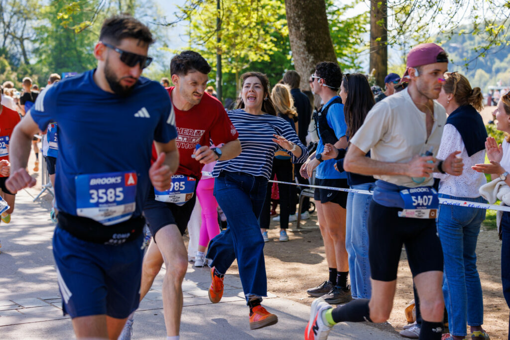 Femme soutenant un coureur au marathon d’Annecy 2026