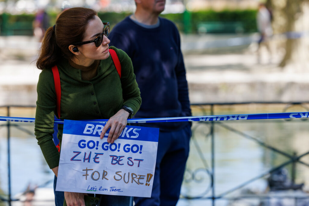 Pancarte de soutien lors du marathon d’Annecy 2026