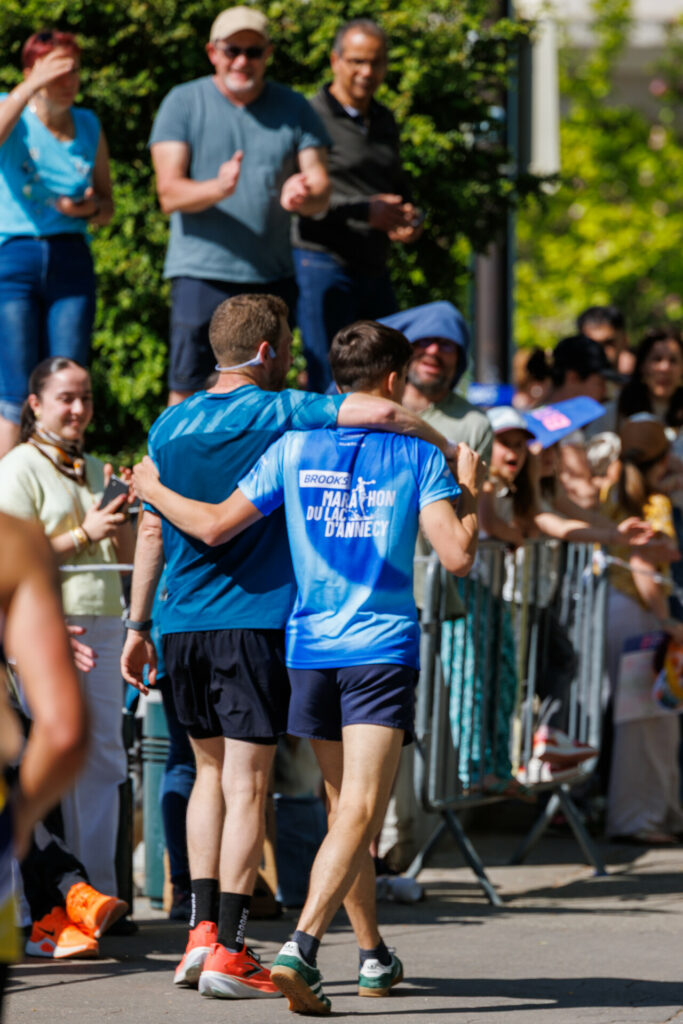 Personne aidant un coureur à la fin du marathon d’Annecy 2026