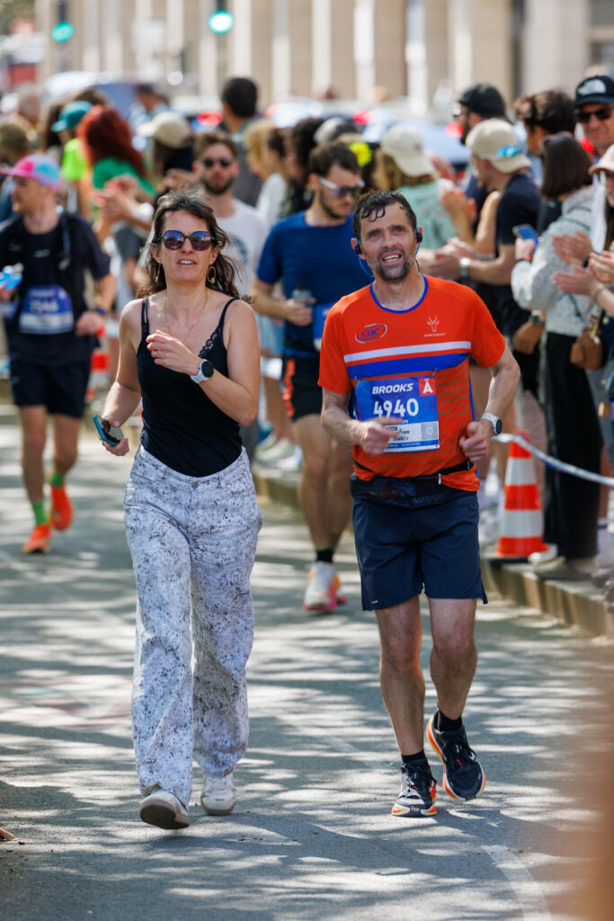 Femme soutenant un coureur au marathon d’Annecy 2026