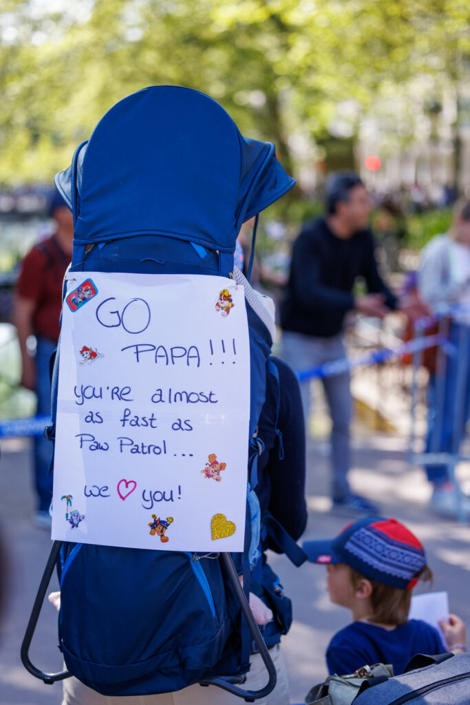 Pancarte de soutien à un coureur anglais au marathon d’Annecy 2026