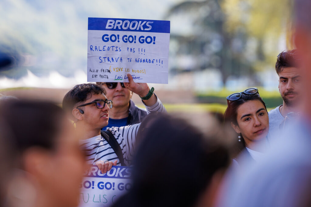 Pancarte moqueuse de Strava au marathon d’Annecy 2026