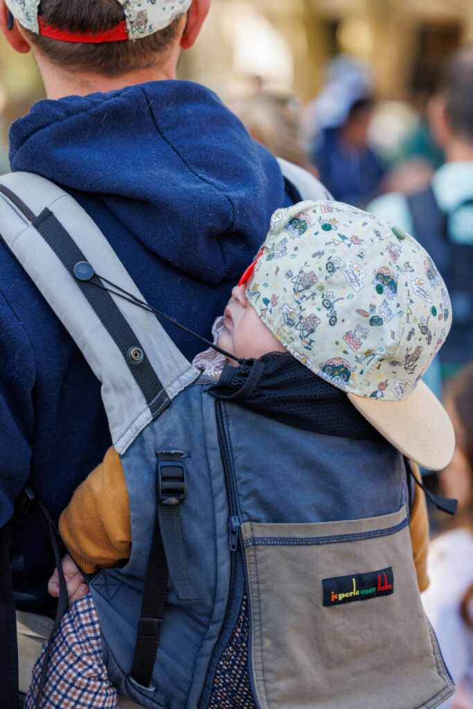 Enfant avec une casquette qui lui cache les yeux dans le public du marathon d’Annecy 2026