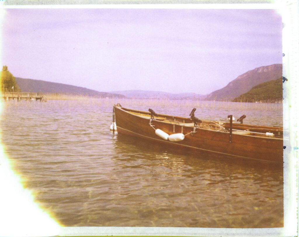 Rare Polaroid 125i d'une barque en bois au bord du lac d'Annecy