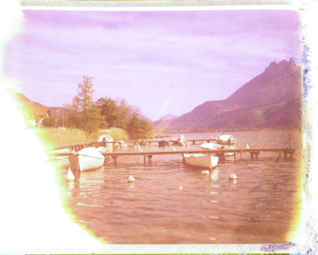 Rare Polaroid 125i de bateaux amarrés sur un ponton au bord du lac d'Annecy