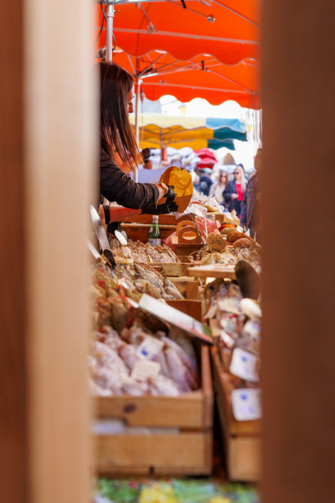 Marchande de charcuterie au marché de la vieille ville à Annecy