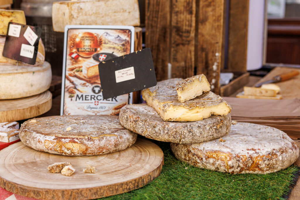 Fromages de Savoie au marché de la vieille ville à Annecy
