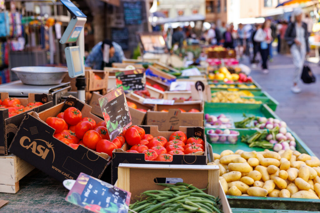 Stand de légumes au marché de la vieille ville à Annecy