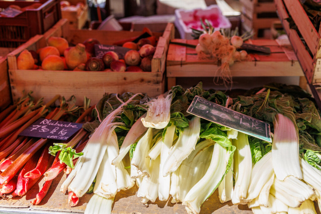 Côtes de blette au marché de la vieille ville à Annecy