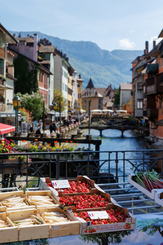 Stand de légume devant le canal de la vieille ville d'Annecy
