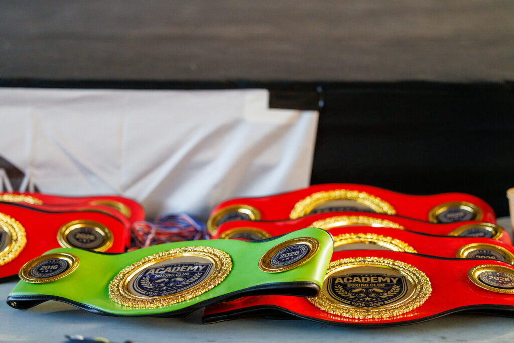 Ceintures des vainqueurs au gala de l'Academy Boxing Club à Annecy