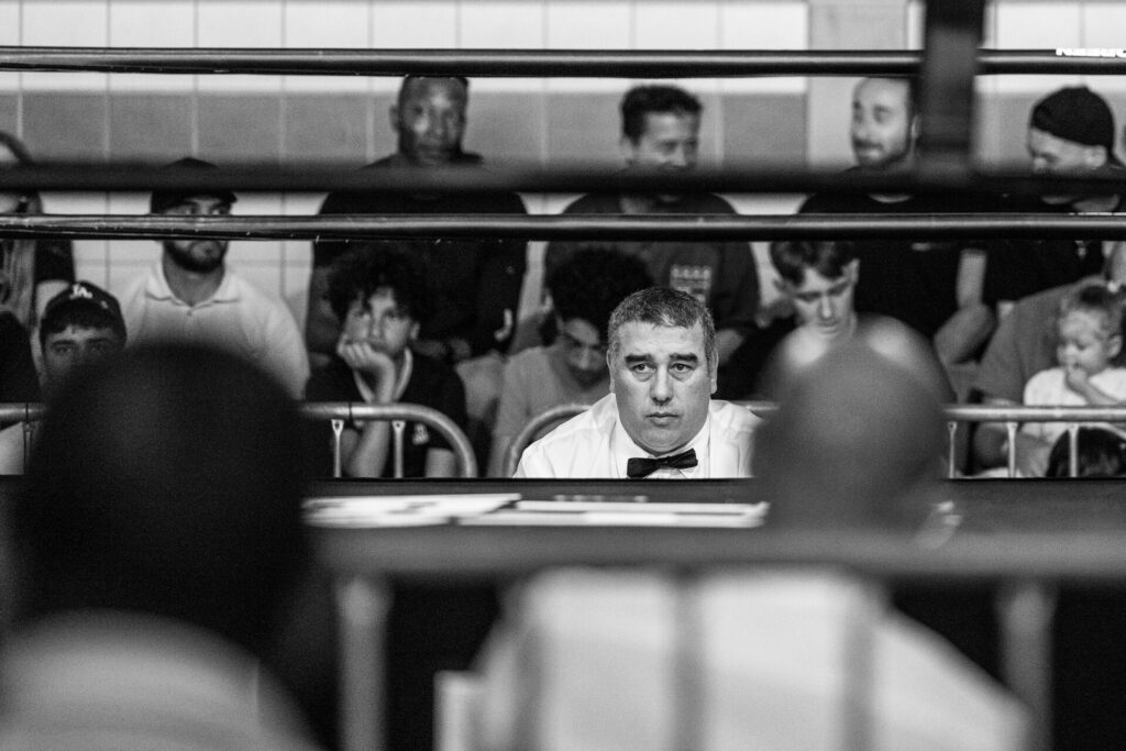 Un juge au bord du ring lors du gala de l'Academy Boxing Club à Annecy
