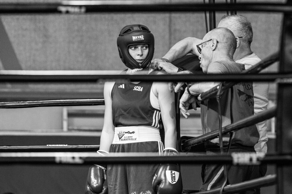 Gala de boxe Pajean Juliette dans son coin avec son entraîneur