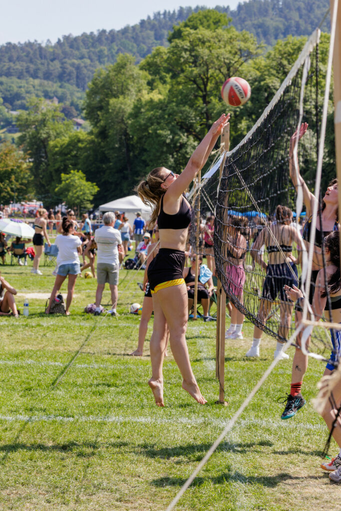 Joueuse qui frappe la balle au tournoi de la Pentecôte