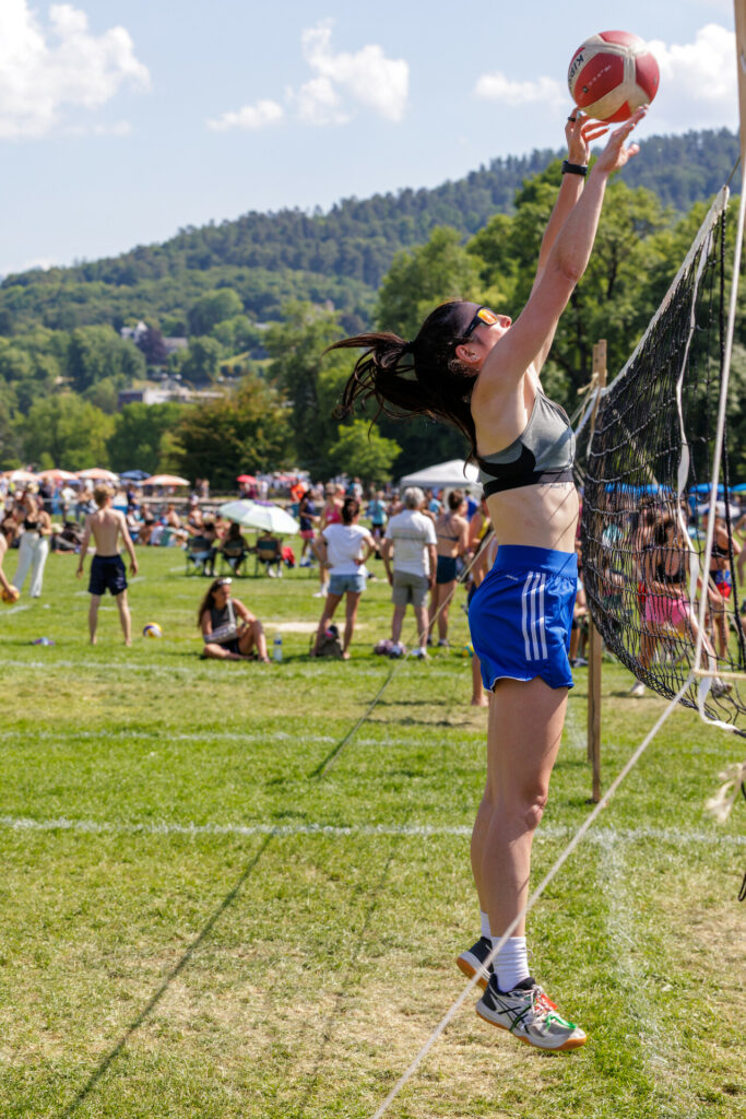 Joueuse au contre au volley