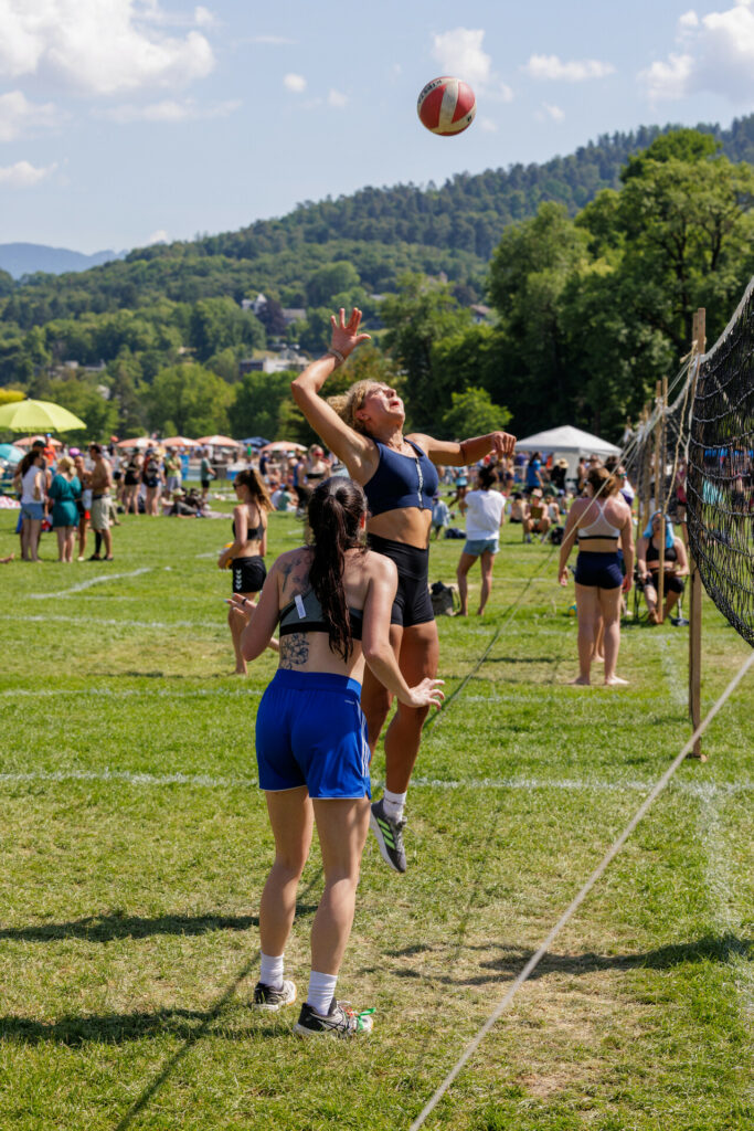 Joueuse qui saute pour smasher au tournoi de volley de la Pentecôte à Annecy