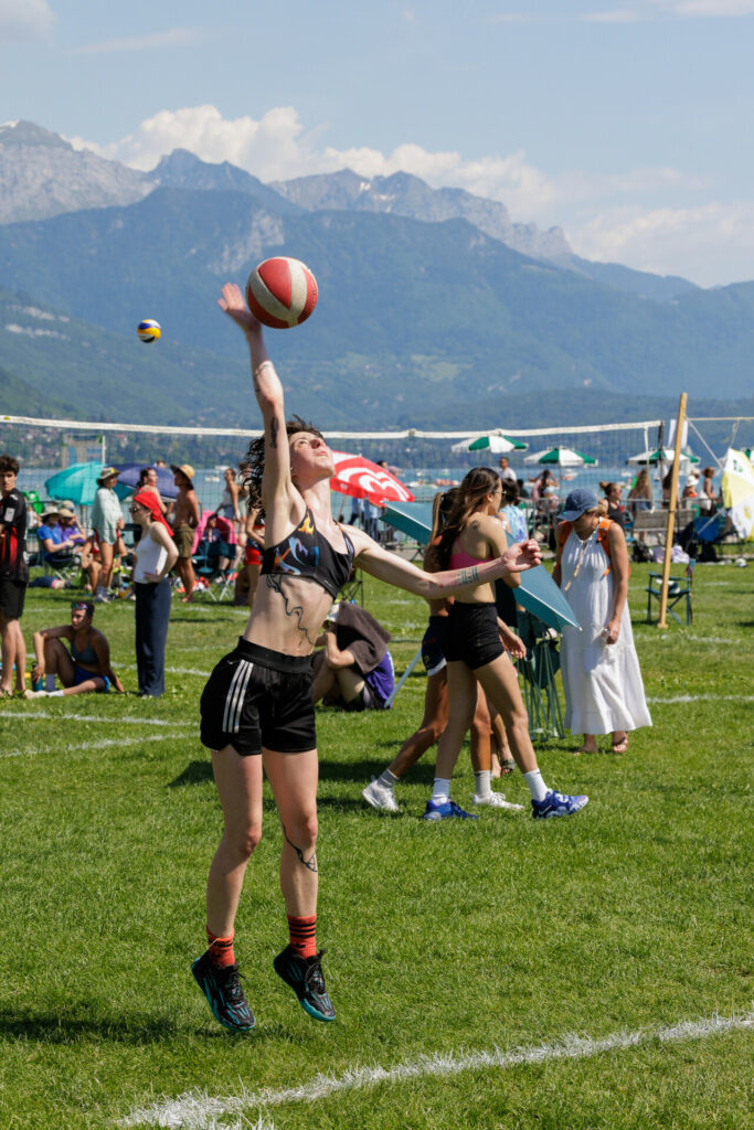Joueuse au service au tournoi de volley de la Pentecôte
