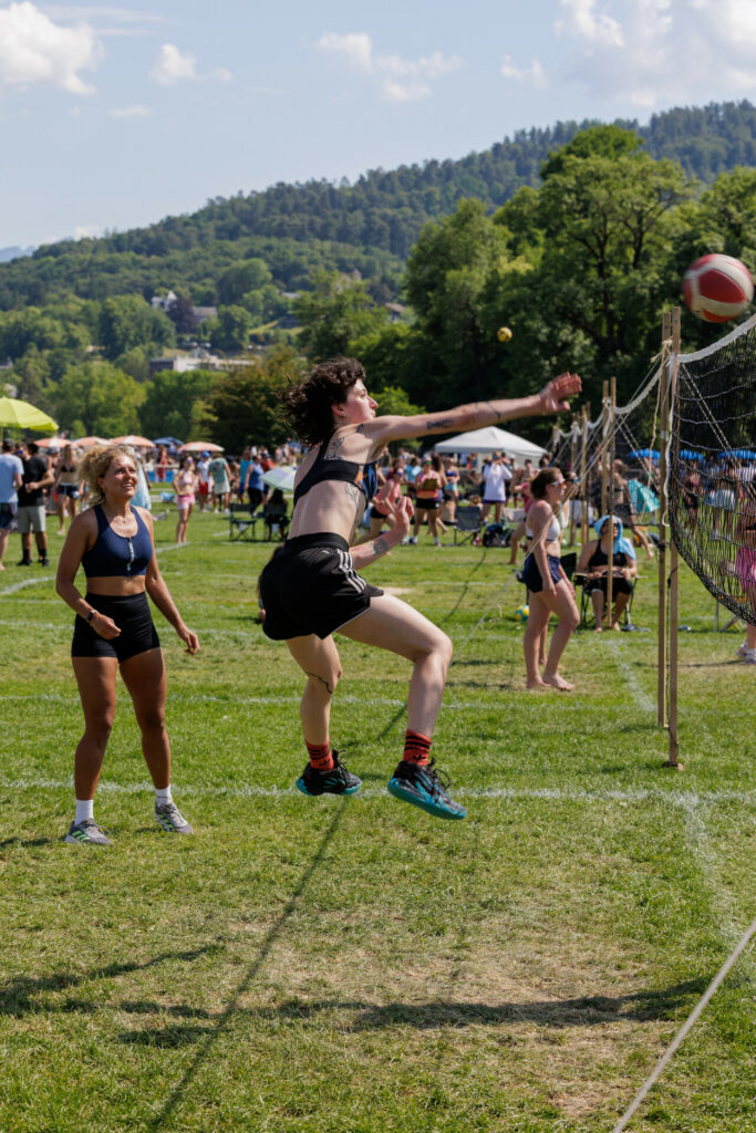Joueuse en extension au tournoi de volley de la Pentecôte à Annecy