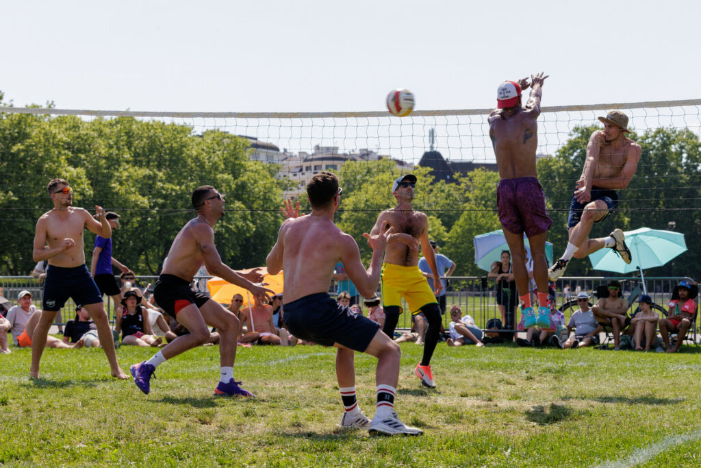 Les 2 équipes au tournoi de volley de la Pentecôte à Annecy
