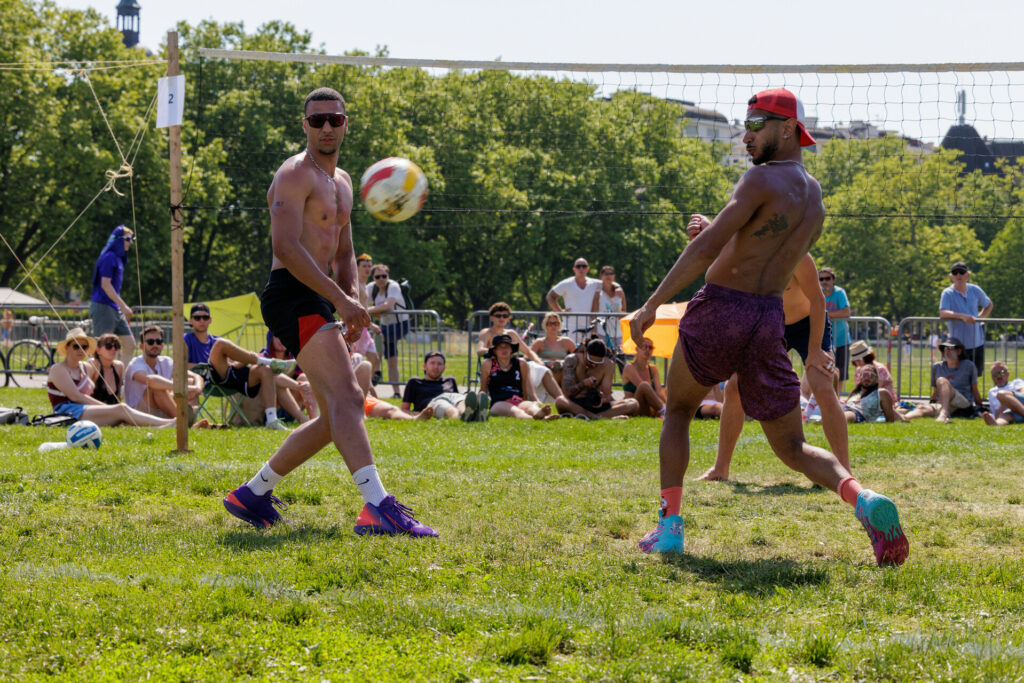 Joueurs laissant passer la balle pendant le tournoi de volley à Annecy