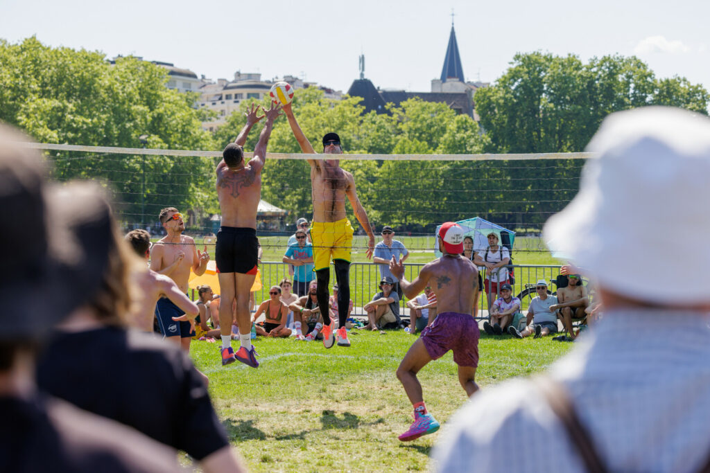 Joueurs en extension au filet au tournoi de volley de la Pentecôte à Annecy