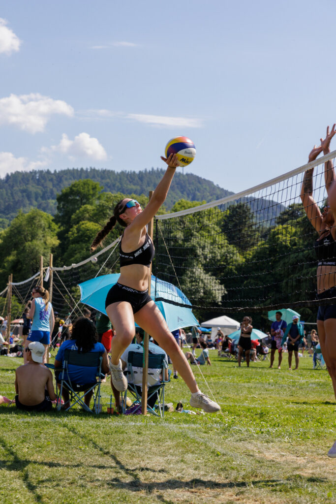 Joueuse de volley en extension prête à frapper