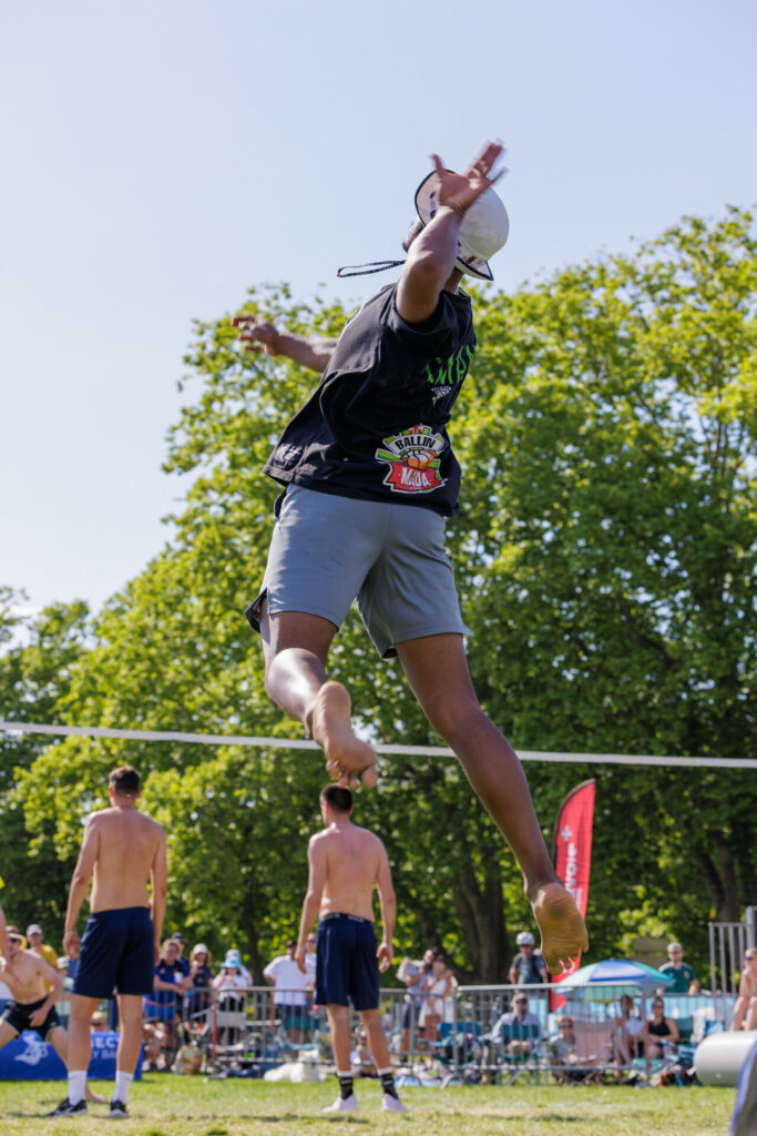 Joueur au service au tournoi de volley à Annecy