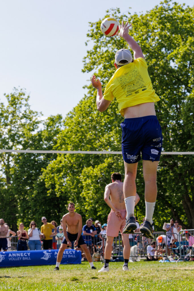 Joueur au service au tournoi de volley de la Pentecôte à Annecy