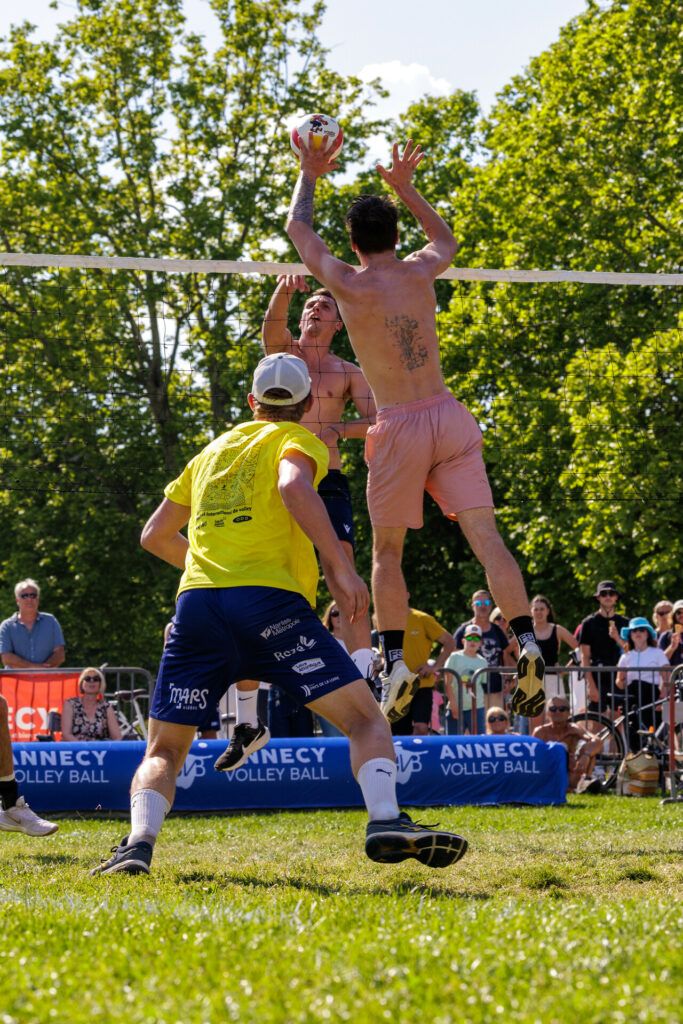 Smash et contre au tournoi de volley de la Pentecôte à Annecy