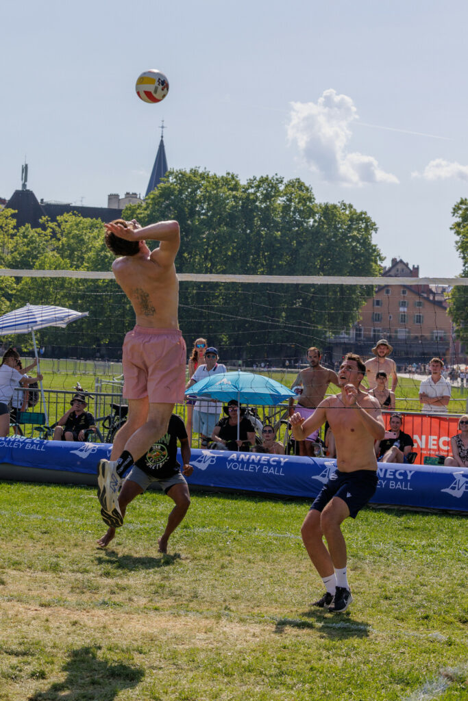 Joueur de volley en extension prêt à frapper au tournoi à Annecy