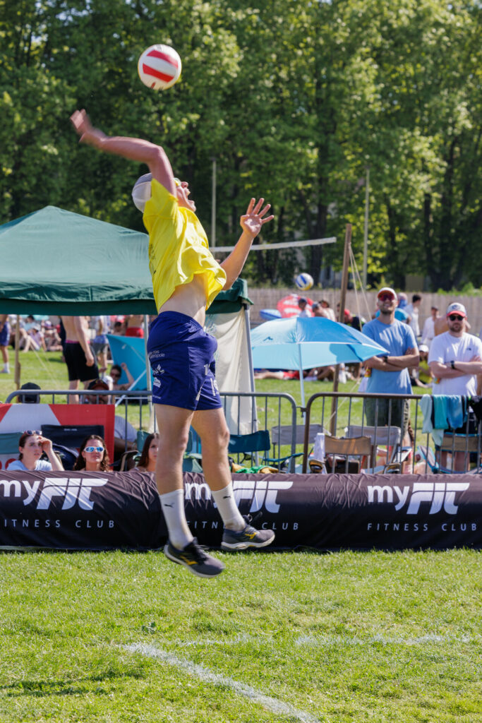 Joueur de volley au service à Annecy