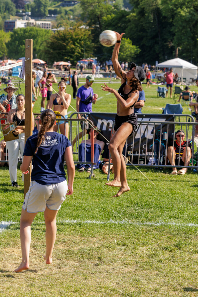 Joueuse de volley en extension à Annecy